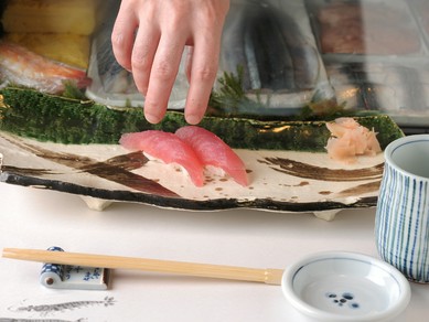 旬の素材を活かした握り寿司を召し上がれ。