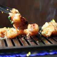 牛白モツを丸いまま焼いて、適度に油を落として熱々をほおばるとジュワーッと口に広がる旨みがヤミツキに。