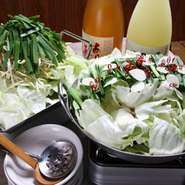 野菜にモツの旨みが絡まり、ハフハフ、パクパクといけちゃいます。〆の雑炊、うどん、ラーメンが旨い