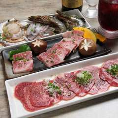 石ホルはホルモン以外の肉ももちろん充実。海鮮焼きも大人気。