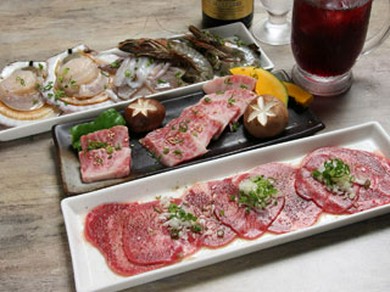 石ホルはホルモン以外の肉ももちろん充実。海鮮焼きも大人気。