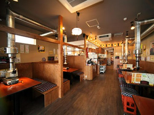 趣のあるダクトで煙を吸い上げるので匂い油は全く気にならない。