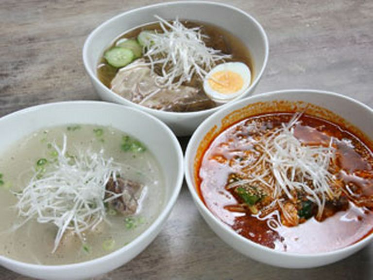 〆のメニューも品揃え豊富。冷麺はもちろんスープ類もおいしい。