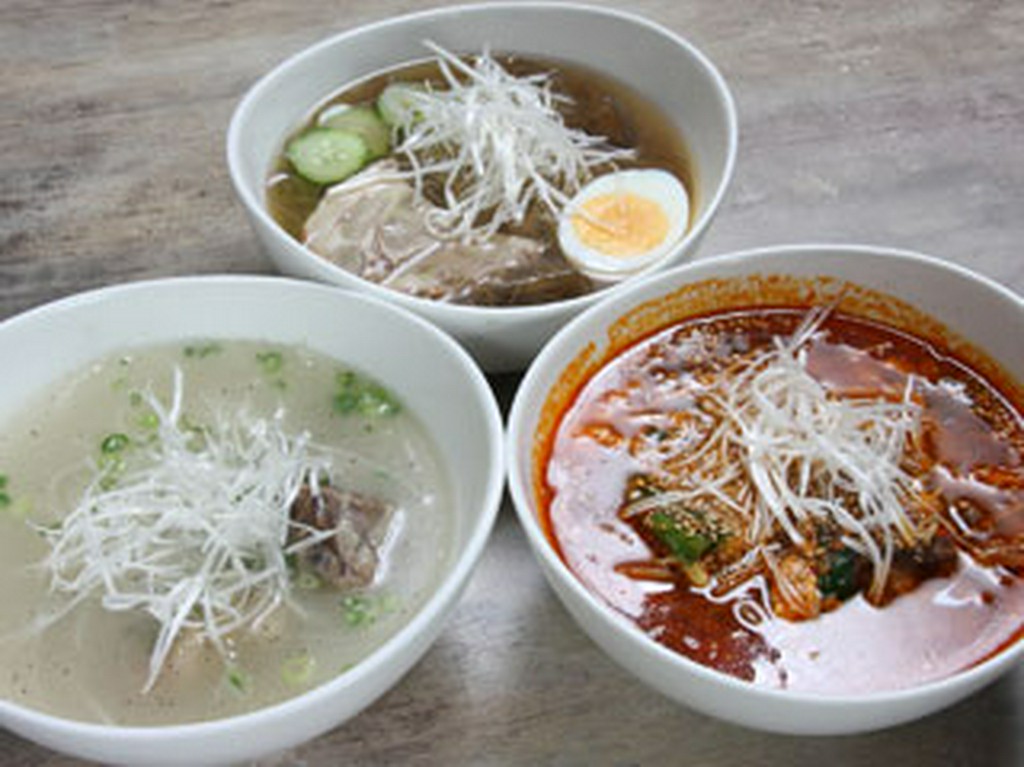 〆のメニューも品揃え豊富。冷麺はもちろんスープ類もおいしい。