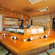 全席カウンター（21席）で、板前さんとの楽しい会話とおいしいお寿司をお楽しみ下さい。早朝4：00まで営業