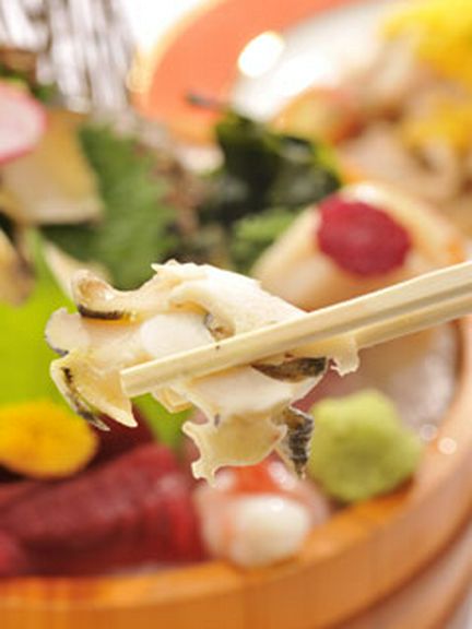 刺身盛り合わせの中の西貝。サザエより旨いと言う人も!