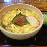 関西風のおつゆで玉子をとじ、大葉・梅肉を入れました