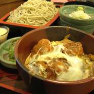 せいろそば1人前にミニ丼がつくお得なランチです。写真は、せいろそばとミニ唐揚げ丼です。是非、足を運んでいただきランチを食べてください。