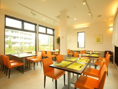 白を基調とした明るい店内