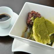 最高級の抹茶を惜しみなくバニラアイスにふりかけて。あんと黒蜜と一緒にお召し上がり下さい。
