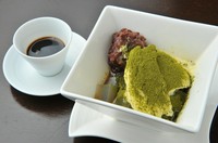 最高級の抹茶を惜しみなくバニラアイスにふりかけて。あんと黒蜜と一緒にお召し上がり下さい。