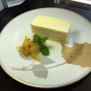 蒸し焼きの濃厚贅沢チーズケーキです。2種類のクリームチーズを使用し濃厚かつ
味わい深い一品に仕上げています。