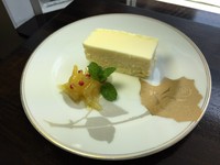蒸し焼きの濃厚贅沢チーズケーキです。2種類のクリームチーズを使用し濃厚かつ
味わい深い一品に仕上げています。
