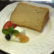 手作りシフォンケーキはいろいろなお味をご用意。
最高級の奥久慈卵を贅沢に使用ししっとりふっくらと焼き上げました。小麦粉も北海道産の厳選したものです。季節などでかわりますのでお尋ねください。