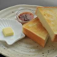 粉から選び抜いたオリジナル配合で作る自家製の厚切りトーストは食べ応えあります。