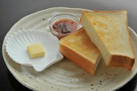 粉から選び抜いたオリジナル配合で作る自家製の厚切りトーストは食べ応えあります。