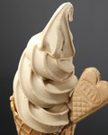 バニラ味とモカ味。テイクアウトは550円、コーンかカップでお選び頂けます。
店内ではグラスに盛ってパフェ風に。