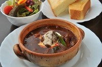 牛ほほ肉を、じっくり丁寧に時間をかけて煮込みました。とろけるようなお肉と旨味のしっかりときいたソースが決め手です。