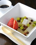 伊豆産の天草を使い煮出した歯ごたえのある寒天。海の香りも漂います。