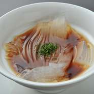 伊豆産天草の寒天をその場でところてんにします。選び抜いた三杯酢でお召し上がり下さい。黒蜜でもどうぞ。