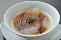 伊豆産天草の寒天をその場でところてんにします。選び抜いた三杯酢でお召し上がり下さい。黒蜜でもどうぞ。