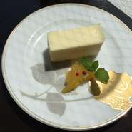 蒸し焼きで仕上げたまるでレアのような濃厚チーズ。