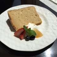 こだわりの卵と粉を使用して手作りしています。