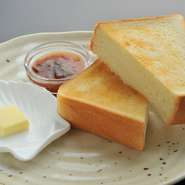厳選した北海道産小麦粉を使用。
自家製パン。