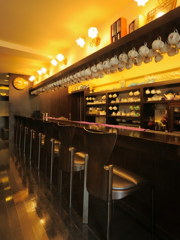 カウンターにずらりと並んだカップの数々。