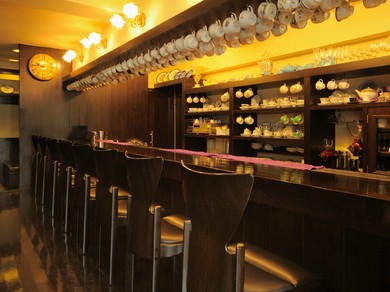 カウンターにずらりと並んだカップの数々。