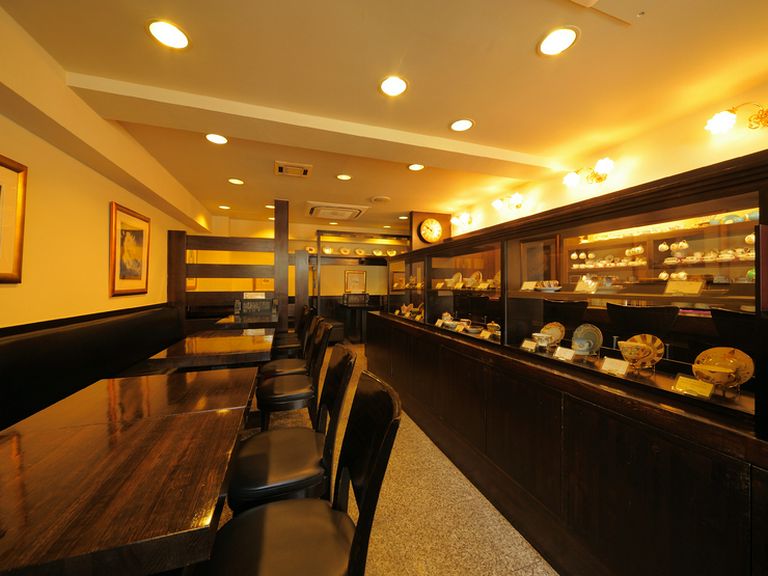 ヨーロッパの歴史を感じるアンティークカップ達が並ぶ店内。