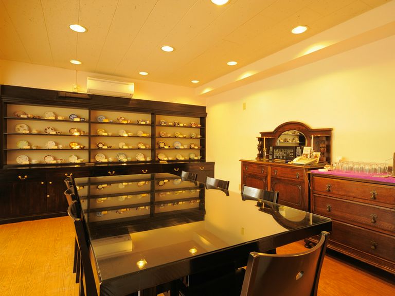 ヨーロッパアンティークカップがある二階貴賓室ルーム“WEST”