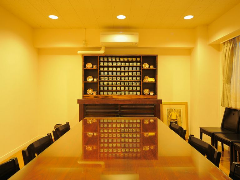 そば猪口が並ぶ二階貴賓室ルーム“EAST”