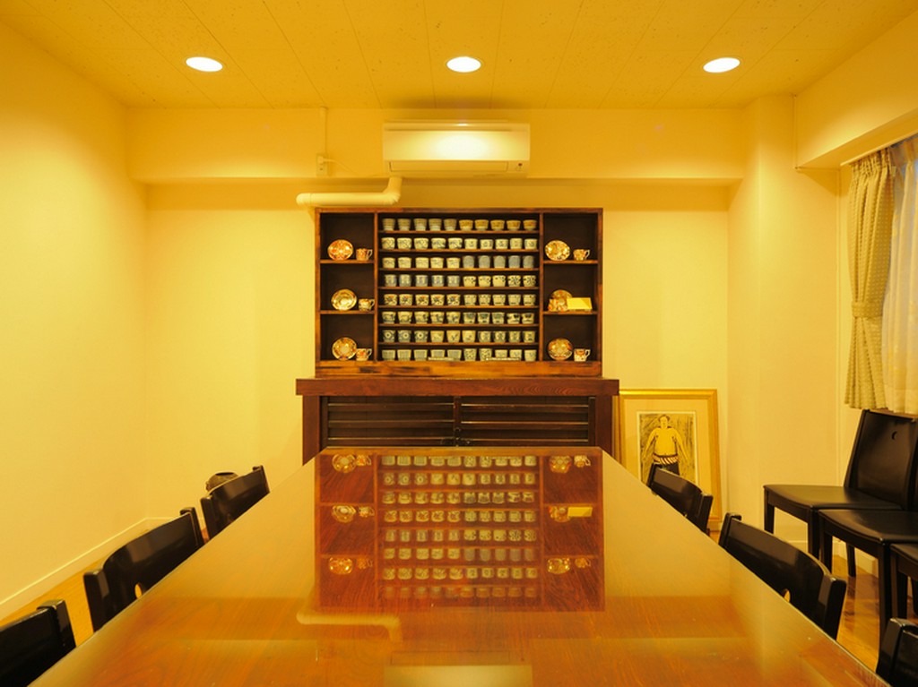 そば猪口が並ぶ二階貴賓室ルーム“EAST”