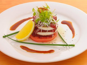 マグロの漬けとモッツァレラチーズのカルパッチョ