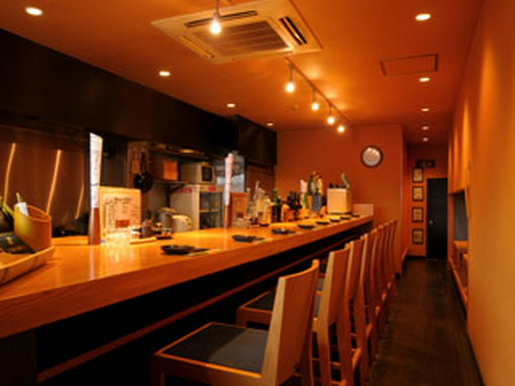 落ち着いた雰囲気の店内。カウンターが広いのもうれしいですね