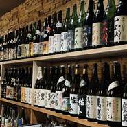 プレミア物と言われる銘柄がずらりと並ぶカウンターは圧巻です。焼酎好きの飲兵衛はもちろん、現在入手困難な日本酒も多種ございます。