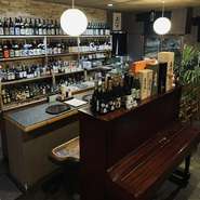 適度に落ちた証明が落ち着いた空間を演出。【デート】【女子会】【接待】など、語らいの場に好評です。すだれ仕切りの半個室（2～6名様）もご用意。充実の地酒とバラエティ豊かなお料理の数々をお愉しみ下さい。