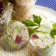 【観光】【女子会旅行】にもお勧め!!　周りを気にせず愉しめる【半個室】（2～6名様）も完備です。「マグロとアボカドの生春巻き」「明太子じゃがいも」など、お食事だけでも満足できる豊富な料理メニューも好評!!