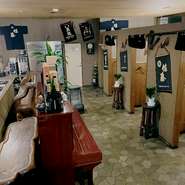 カウンターの奥に並べられたプレミア焼酎、日本酒は充実の品揃え。お食事だけでも愉しめるバラエティ豊富なお料理メニューもお勧めです。お酒を交わしながら、軽井沢の夜をゆったりお愉しみ下さい…