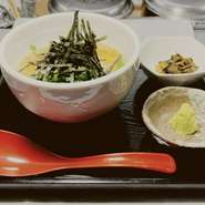 Filled with your choice from below.
・shiso kelp ・Mentaiko・salmon
・Seawe・plum・natto
おにぎり(単品)               ￥385
           (味噌汁付)           ￥605
