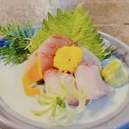 季節によりブリ又はカンパチ又はヒラマサに変更となります。
※写真はカンパチのお刺身です。
