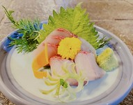 季節によりブリ又はカンパチ又はヒラマサに変更となります。
※写真はカンパチのお刺身です。
