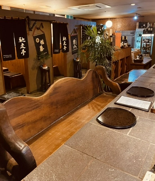 仕切られた半個室と、カウンター席