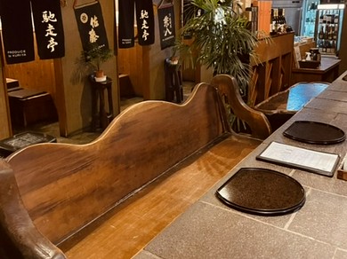 仕切られた半個室と、カウンター席