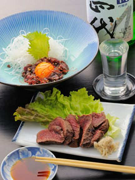 その時季だけの味わいです。『エゾシカのロースたたき&ユッケ』