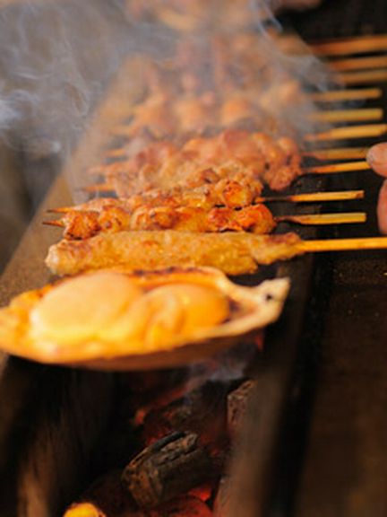 炭焼は最高の焼き加減を見極め、旨味の頂点へ導きます。