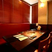 ライティングにもこだわり、静かに食事を楽しむ時間を演出。さり気ないスタッフのサポートにより、ホスト側の安心感も生まれ常時笑顔で食事を進められます。お肉にこだわる相手を招くなら、なおさら。