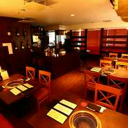 BGMにはジャズが流れ、ゆっくりと食事の時間を楽しめるような雰囲気となっております。上質なお肉を親しい仲間同士や接待などでいただきながら、心ゆくまでおくつろぎください。