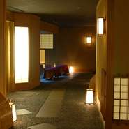 Ｂ１の各お部屋へいざなう廊下は、京都の小路をこだわりの本物嗜好で再現。
